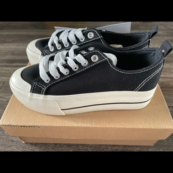 Sneaker - Picture 3 of 3